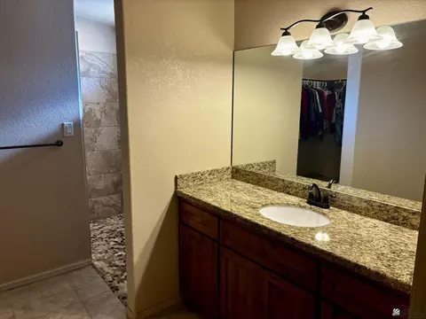 Bath - 10129 E 33 Pl, Yuma, AZ 85365 photo 1 of 4