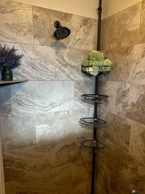 Bath - 10129 E 33 Pl, Yuma, AZ 85365 photo 3 of 4