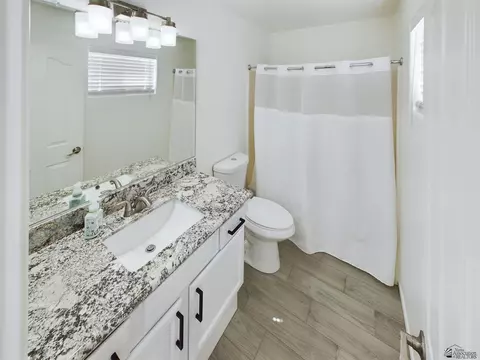 Bath - 11185 E 37 Way, Yuma, AZ 85367 photo 2 of 2