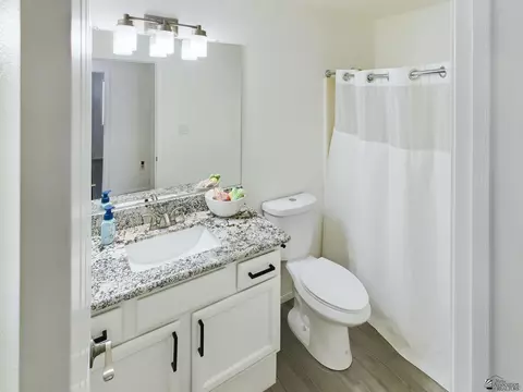 Bath - 11185 E 37 Way, Yuma, AZ 85367 photo 1 of 2