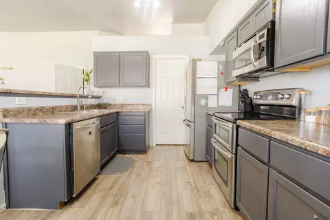 Kitchen - 6334 E 44th Pl, Yuma, AZ 85365 photo 4 of 4
