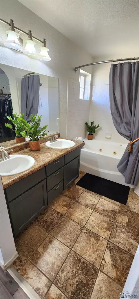 Bath - 6334 E 44th Pl, Yuma, AZ 85365 photo 2 of 3