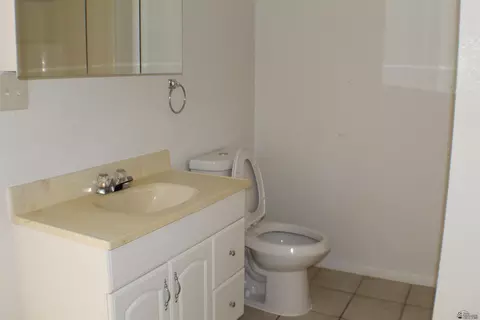 Bath - 12234 E 39 Pl, Yuma, AZ 85367 photo 1 of 2
