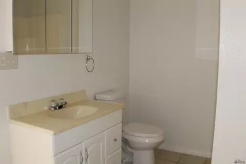 Bath - 12234 E 39 Pl, Yuma, AZ 85367 photo 2 of 2