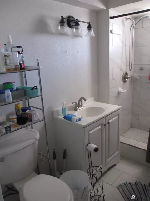 Bath - 2025 E 25 Pl, Yuma, AZ 85365 photo 1 of 1