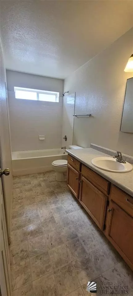 Bath - 6164 E 43 Pl, Yuma, AZ 85365 photo 2 of 3
