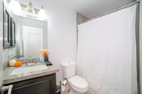 Bath - 8725 E 41 Ln, Yuma, AZ 85365 photo 3 of 3