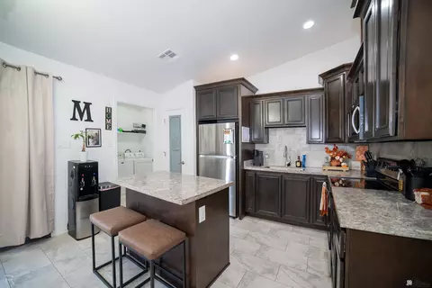 Kitchen - 8725 E 41 Ln, Yuma, AZ 85365 photo 3 of 4