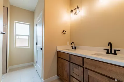 Bath - 7984 E 34 Ln, Yuma, AZ 85365 photo 4 of 5