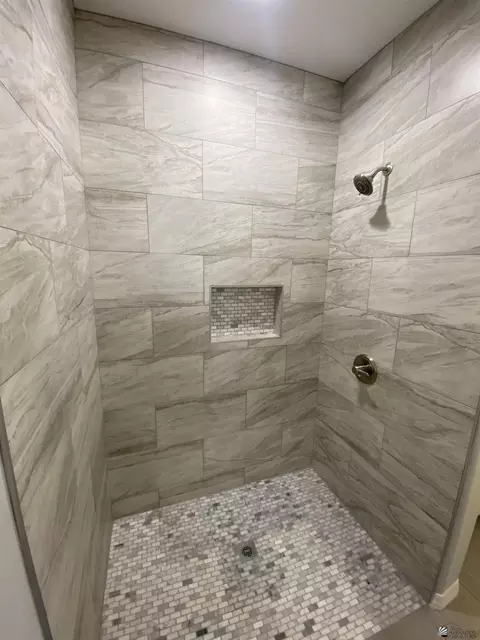 Bath - 12187 E 35 Pl, Yuma, AZ 85367 photo 2 of 4