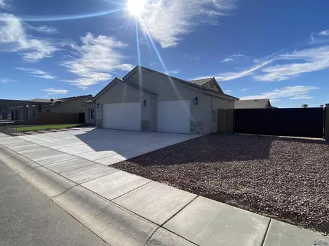 Exterior - 12187 E 35 Pl, Yuma, AZ 85367 photo 3 of 6