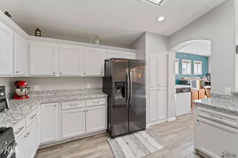 Kitchen - 10631 E 34 Pl, Yuma, AZ 85365 photo 3 of 4