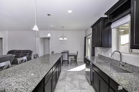 Kitchen - 8525 E 35 Pl, Yuma, AZ 85365 photo 3 of 6