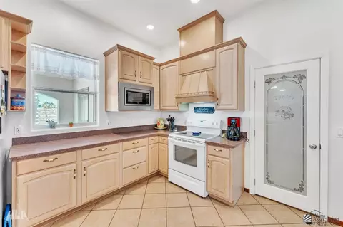 Kitchen - 14512 E 54 Dr, Yuma, AZ 85367 photo 2 of 5
