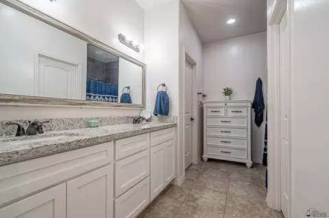Bath - 12576 E 49 Dr, Yuma, AZ 85367 photo 1 of 4