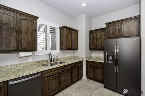 Kitchen - 10254 E 39 Ln, Yuma, AZ 85367 photo 4 of 5