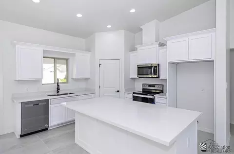 Kitchen - 12644 E 50 Pl, Yuma, AZ 85367 photo 3 of 6
