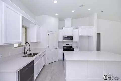Kitchen - 12644 E 50 Pl, Yuma, AZ 85367 photo 4 of 6