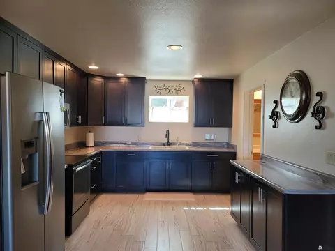 Kitchen - 9641 E 34 Pl, Yuma, AZ 85365 photo 3 of 6