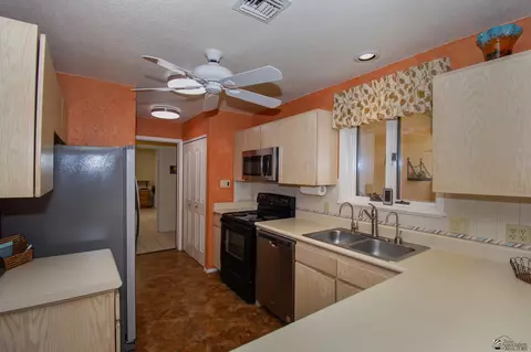 Kitchen - 13156 E 51 Ln, Yuma, AZ 85367 photo 3 of 4