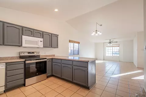 Kitchen - 10362 E 38 Pl, Yuma, AZ 85365 photo 3 of 4