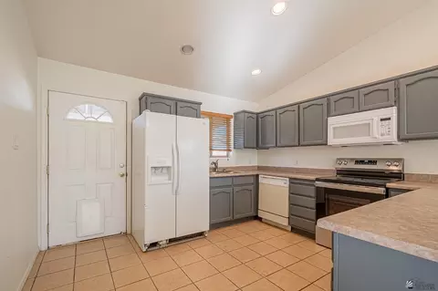 Kitchen - 10362 E 38 Pl, Yuma, AZ 85365 photo 1 of 4