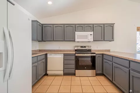 Kitchen - 10362 E 38 Pl, Yuma, AZ 85365 photo 2 of 4