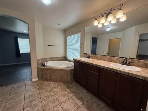 Bath - 11611 E 24 Pl, Yuma, AZ 85367 photo 2 of 5