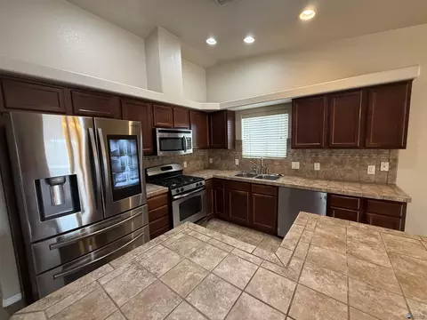 Kitchen - 11611 E 24 Pl, Yuma, AZ 85367 photo 6 of 6