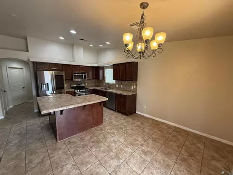 Kitchen - 11611 E 24 Pl, Yuma, AZ 85367 photo 4 of 6