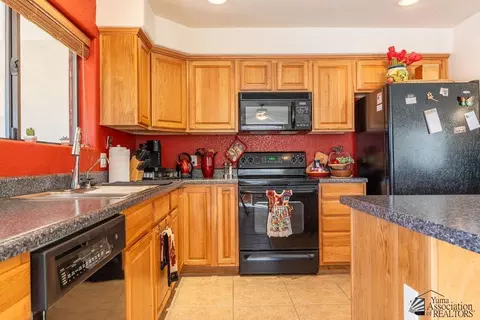 Kitchen - 14333 E 49 St, Yuma, AZ 85367 photo 2 of 3