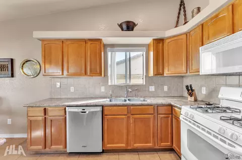 Kitchen - 11812 Eclipse Ct, Yuma, AZ 85367 photo 3 of 4