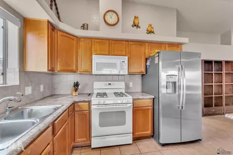 Kitchen - 11812 Eclipse Ct, Yuma, AZ 85367 photo 2 of 4