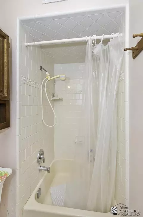 Bath - 232 E 25 Pl, Yuma, AZ 85364 photo 4 of 4