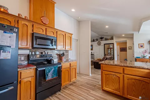 Kitchen - 13628 E 55 Ln, Yuma, AZ 85367 photo 2 of 3