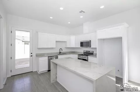 Kitchen - 7902 E 35 Pl, Yuma, AZ 85365 photo 2 of 7
