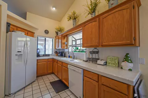 Kitchen - 13683 E 48 St, Yuma, AZ 85367 photo 2 of 3