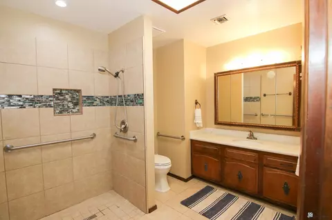 Bath - 634 E 25 Pl, Yuma, AZ 85365 photo 2 of 3