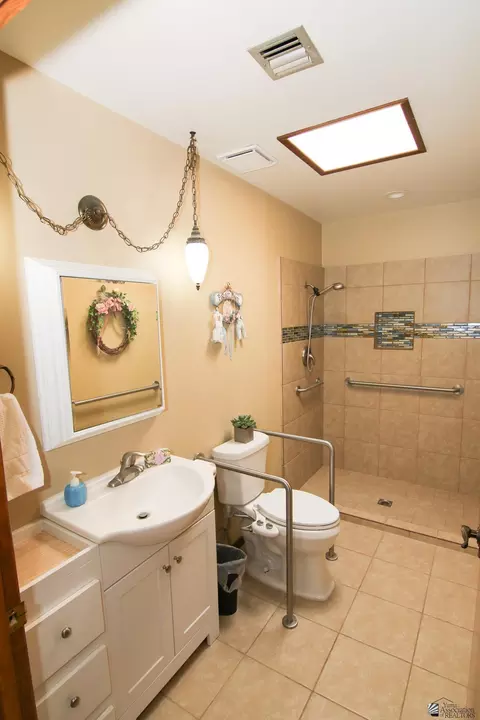 Bath - 634 E 25 Pl, Yuma, AZ 85365 photo 1 of 3