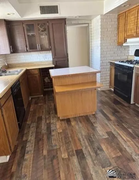 Kitchen - 945 E 26 Pl, Yuma, AZ 85365 photo 2 of 2