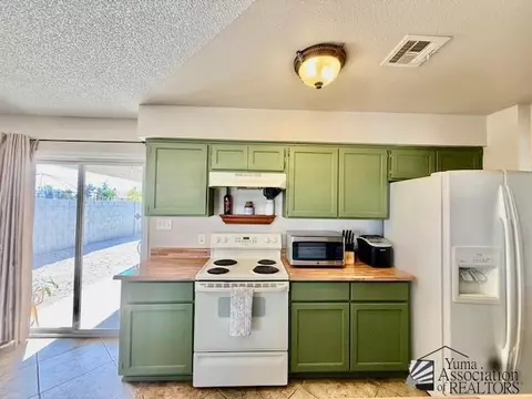 Kitchen - 8975 E 38 Pl, Yuma, AZ 85365 photo 2 of 5
