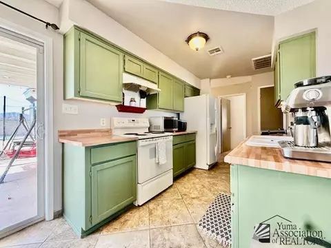 Kitchen - 8975 E 38 Pl, Yuma, AZ 85365 photo 3 of 5