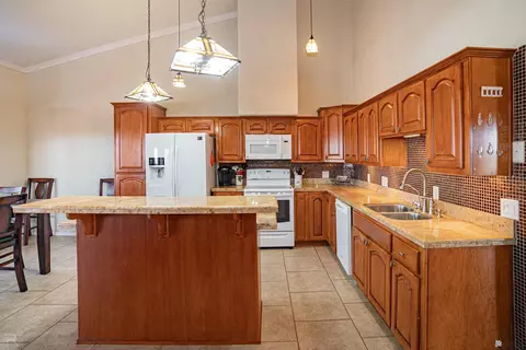 Kitchen - 14522 E 48 Dr, Yuma, AZ 85367 photo 2 of 2