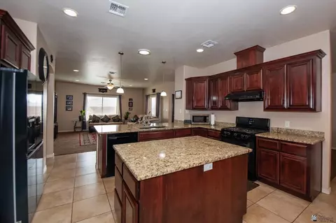 Kitchen - 12127 E 35 St, Yuma, AZ 85367 photo 3 of 5