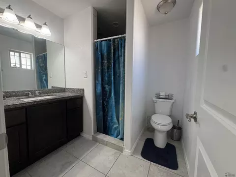 Bath - 8688 E 41 Ln, Yuma, AZ 85365 photo 2 of 3