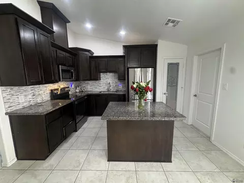 Kitchen - 8688 E 41 Ln, Yuma, AZ 85365 photo 2 of 5