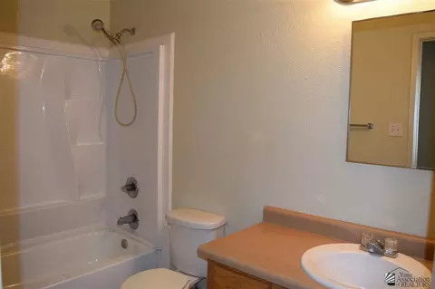 Bath - 8862 E 24 Ln, Yuma, AZ 85365 photo 1 of 2