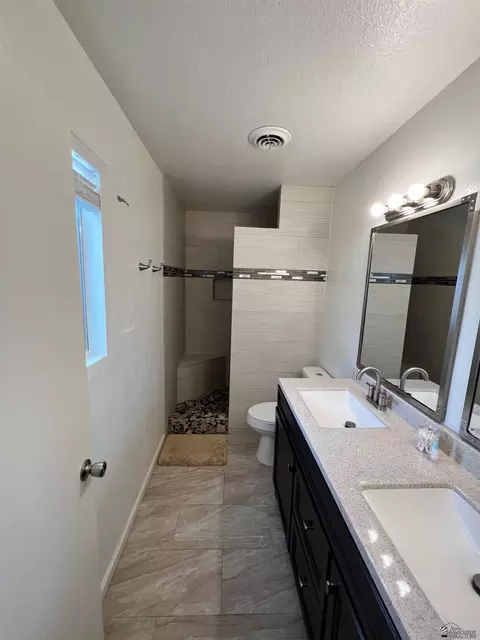 Bath - 1408 E Sunset Ct, Yuma, AZ 85365 photo 1 of 2