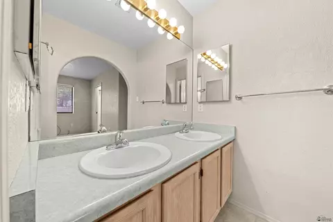 Bath - 11212 E 37 Ln, Yuma, AZ 85367 photo 3 of 4