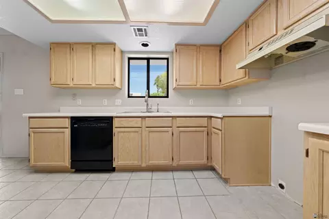 Kitchen - 11212 E 37 Ln, Yuma, AZ 85367 photo 4 of 5